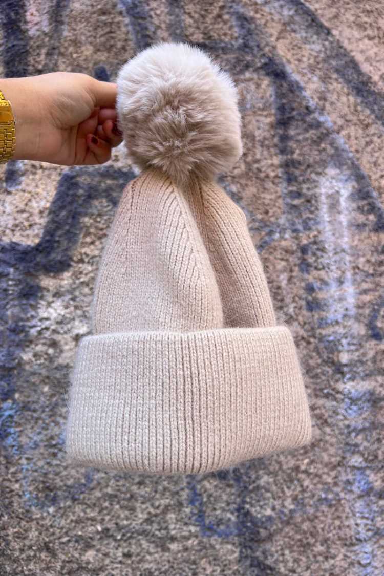 Cappellino con pon pon