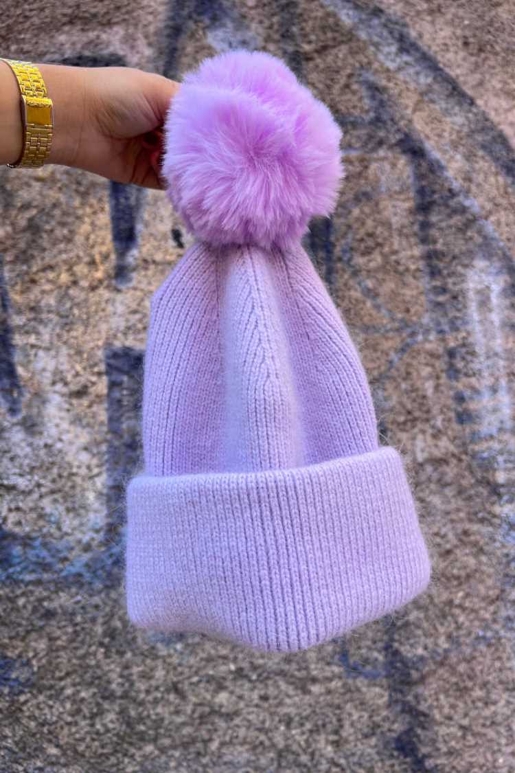 Cappellino con pon pon